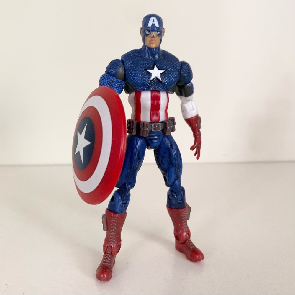 Hold Vintage Y2K Captain America Figure